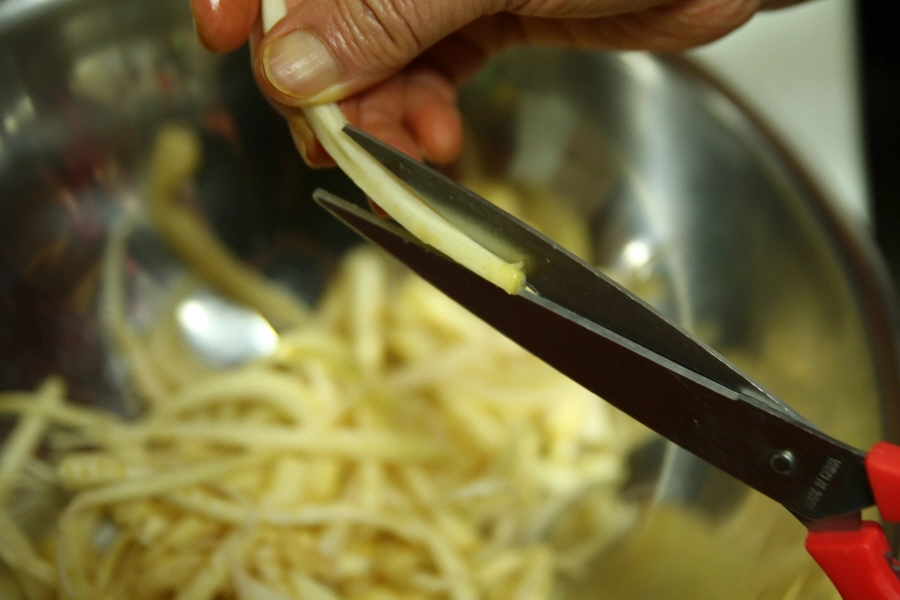 도라지 자르는 모습