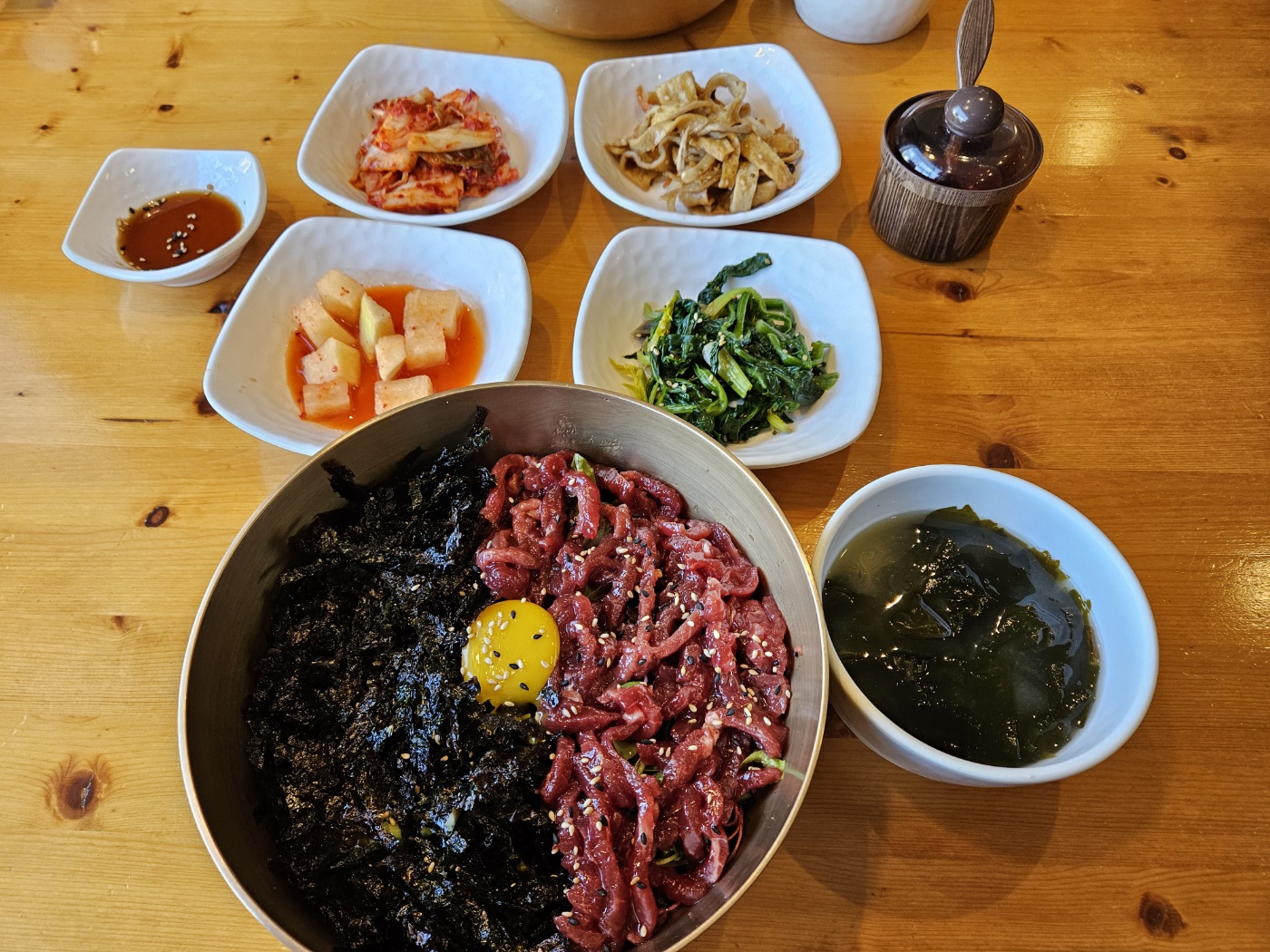 정일면옥 육회비빔밥과 기본 반찬