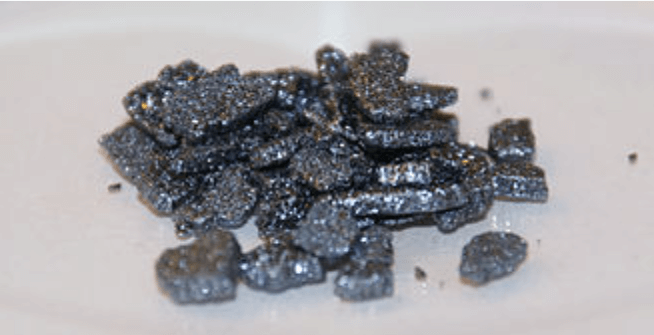 은색 요오드 결정이 여러개 모여있는 화면