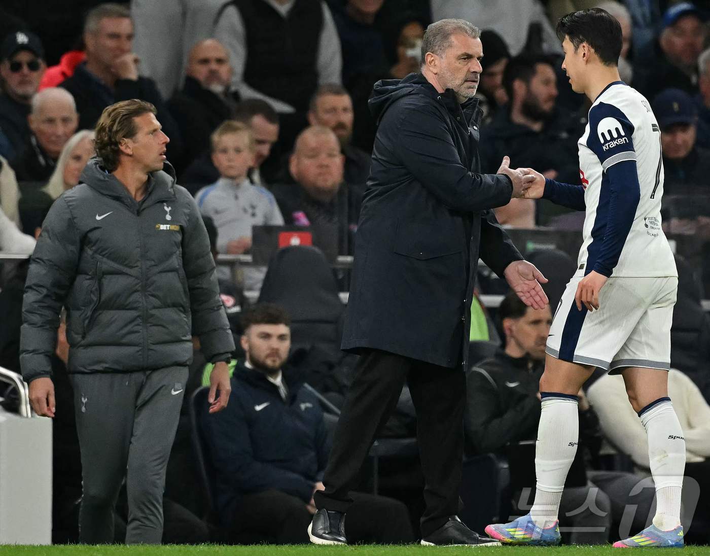 토트넘 손흥민이 11일 프랑크푸르투와 2024-25 UEFA 유로파리그 8강 1차전에서 교체 아웃되며 엔제 포스테코글루 감독과 악수를 하고 있다. ⓒ AFP=뉴스1