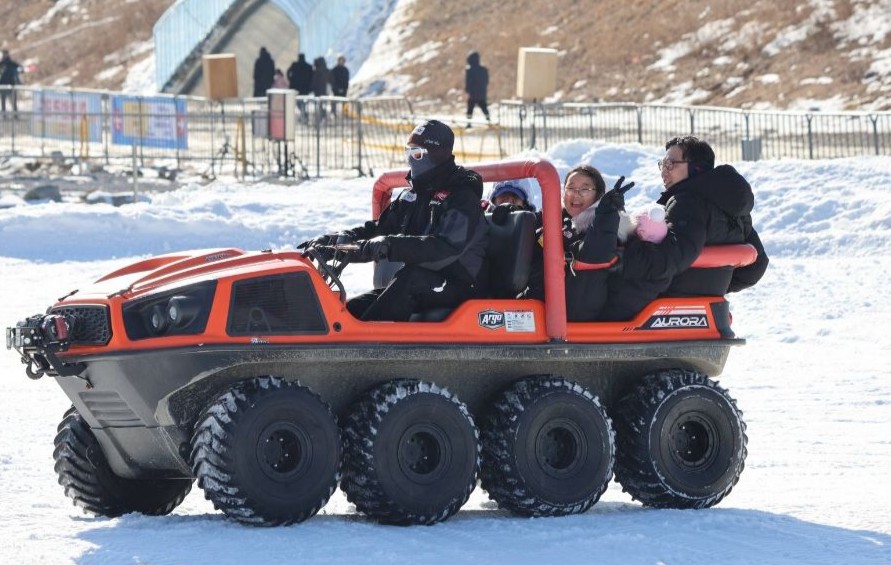 제트스키를-타고-즐거워하는-사진입니다.
