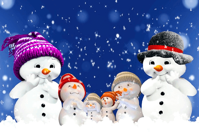 하얀 눈이 내리는 가운데 눈사람 가족들이 있다. 엄마 눈사람, 아빠 눈사람과 아이들 눈사람이고, 모두 털모자를 썼다.