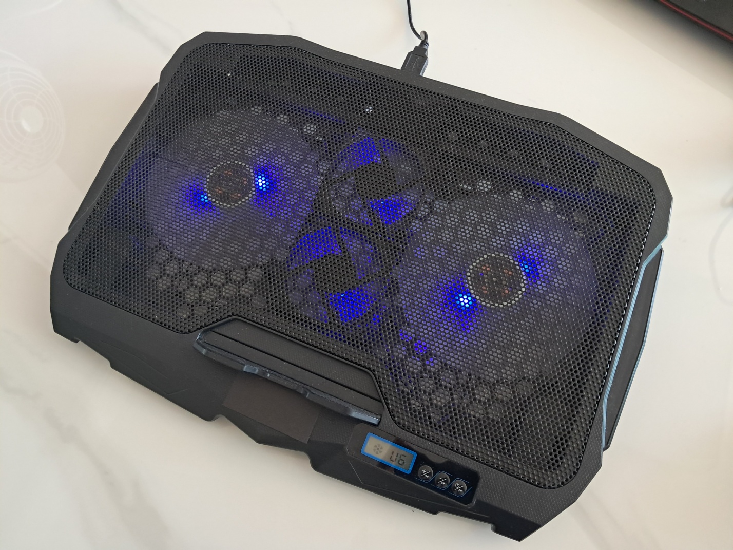 노트북 발열을 줄여주는 쿨링패드