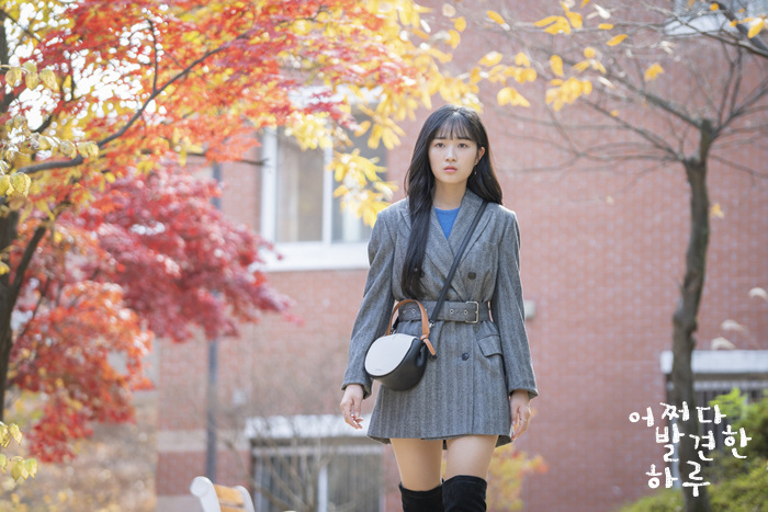 단풍나무 옆 길에 회색 재킷 차림으로 서 있는 은단오 역 김혜윤