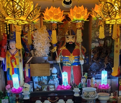 소원암 내부의 장군님 신령님