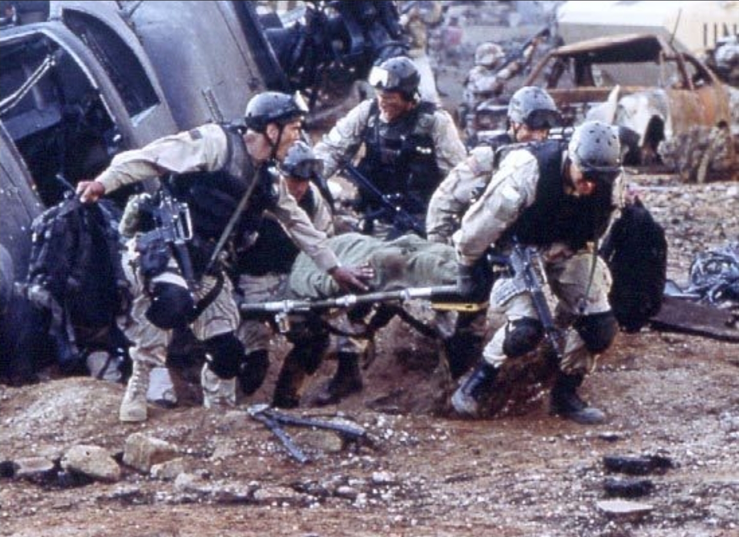 블랙호크다운 영화속 헬기 추락지점에서 델타포스가 부상자를 구하는 모습