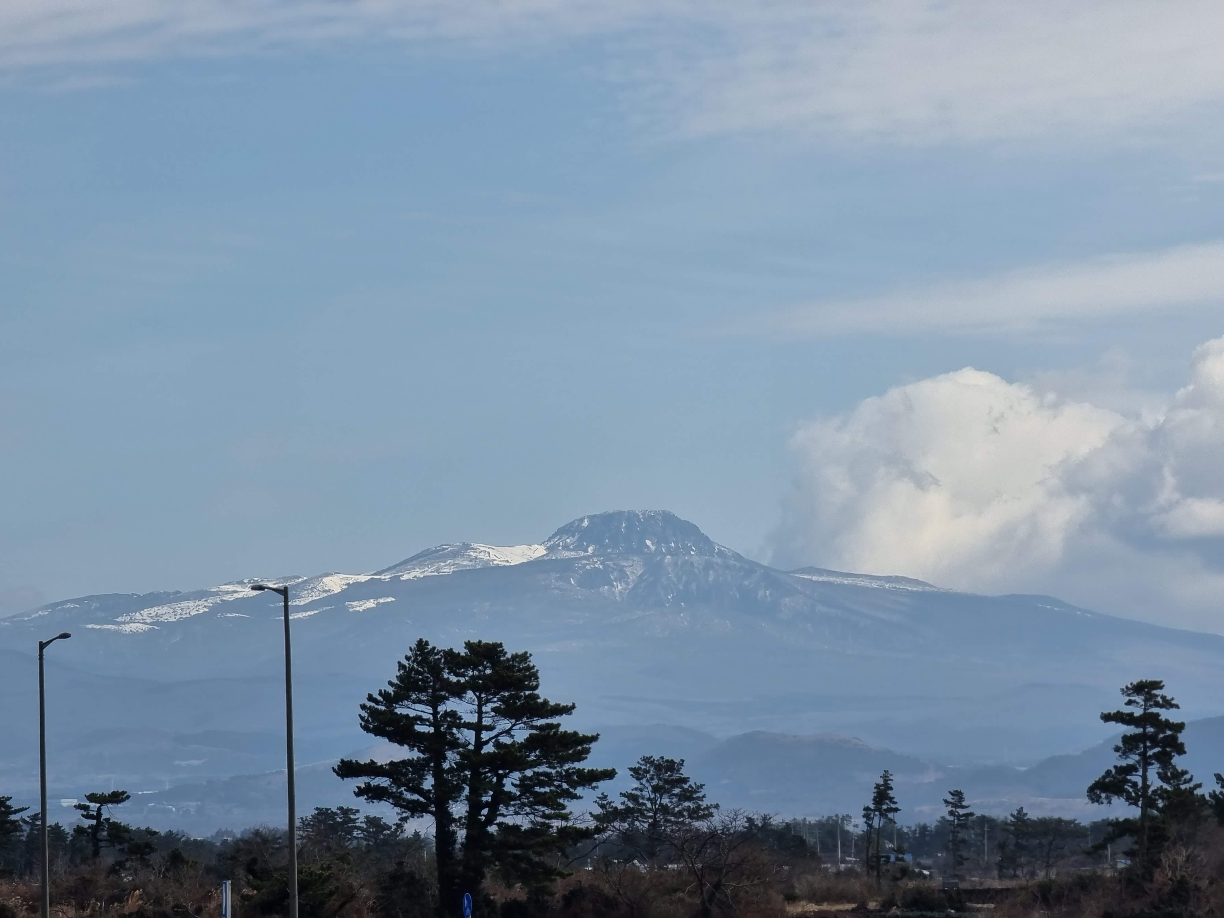 한라산의 원경과 주변 풍경