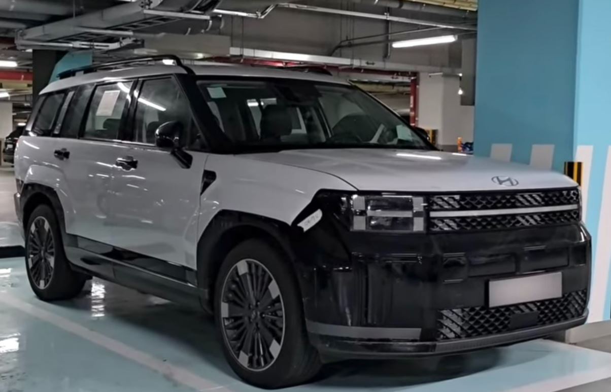 디자인이 공개된 이후 논란이 끊이지 않고 있는 현대자동차 '싼타페 풀체인지(MX5)' 모델의 실물이 곳곳에서 목격되고 있다.