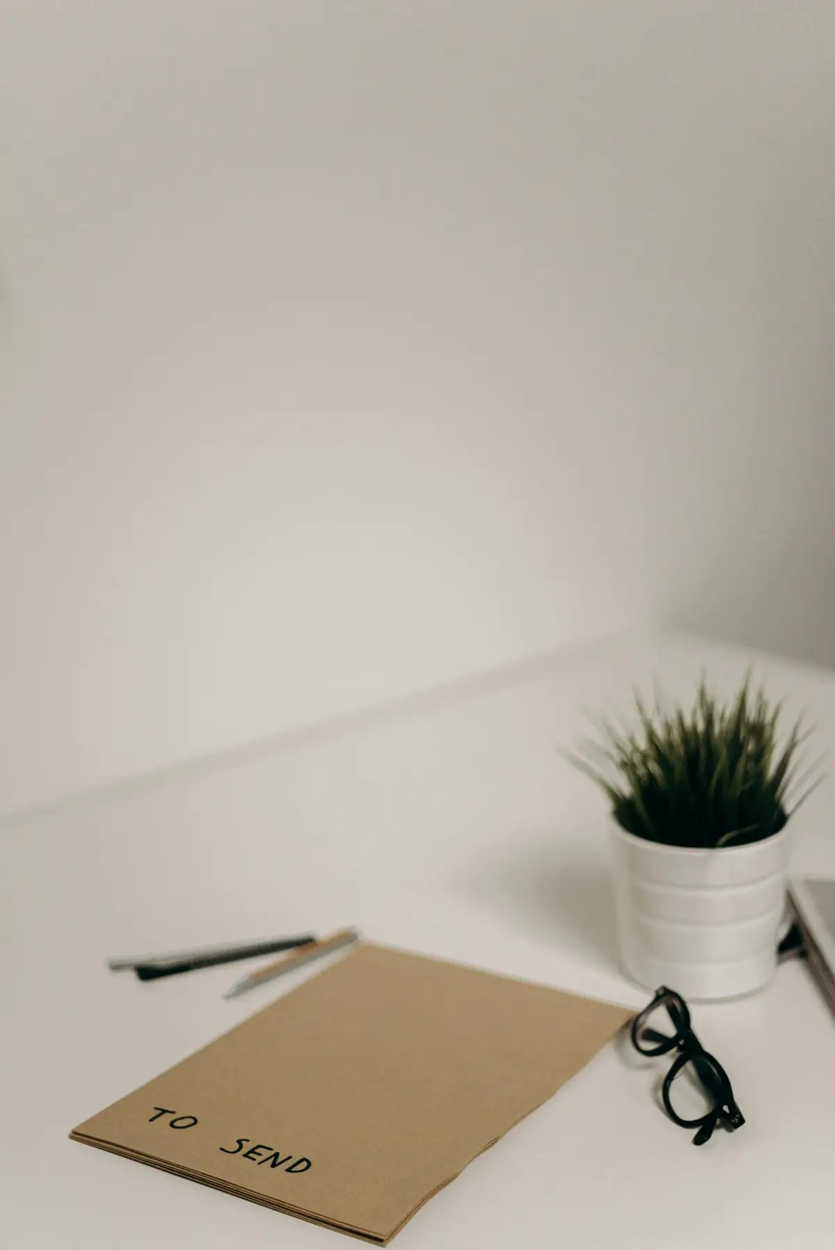 책상-위에-서류-봉투와-안경이-있는-모습