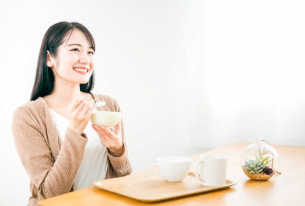 아침을 먹는 여자.