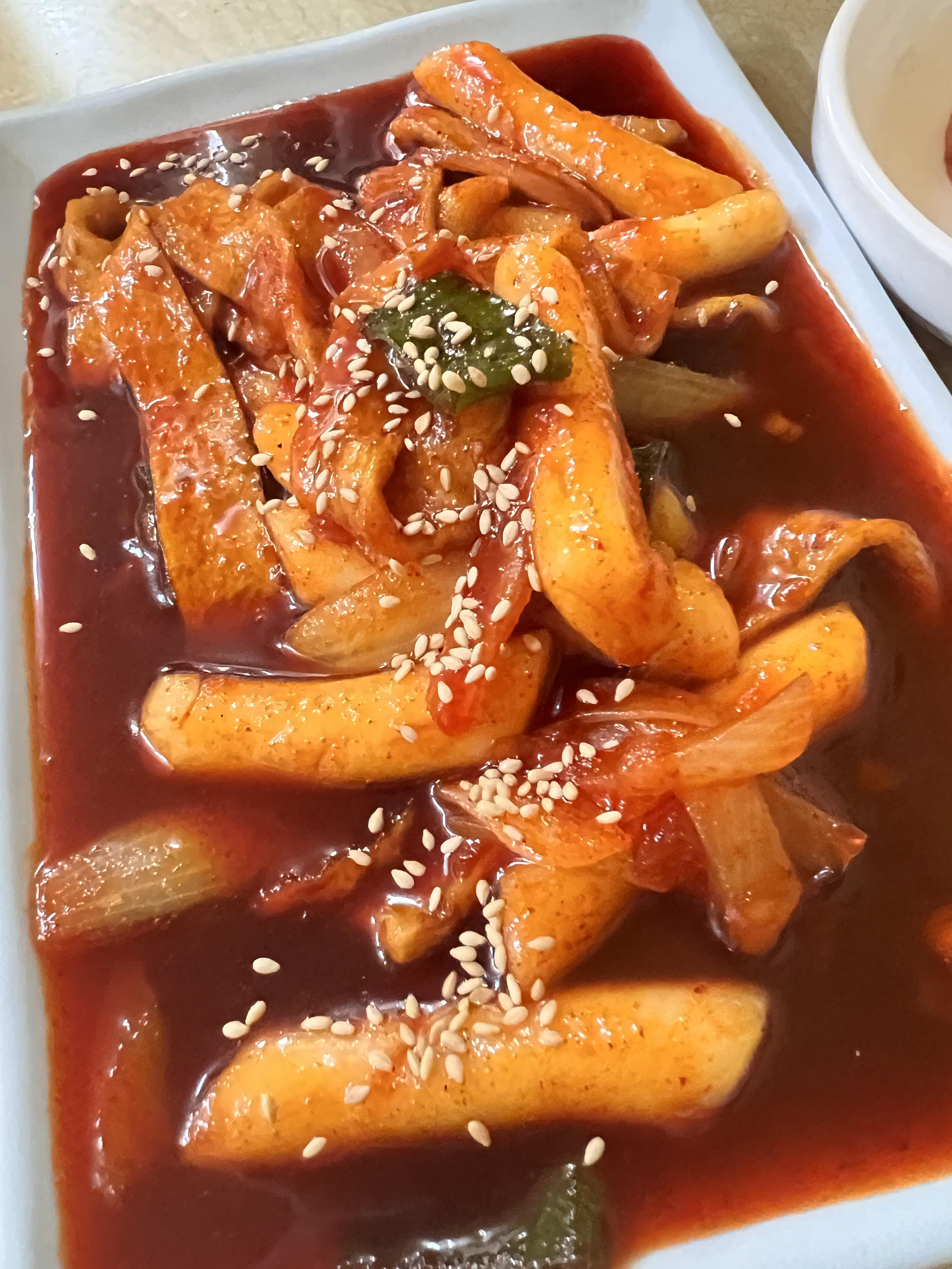빨간비주얼이지만 고추장맛보단 물엿의 달달함이 매력있는 떡볶이입니다