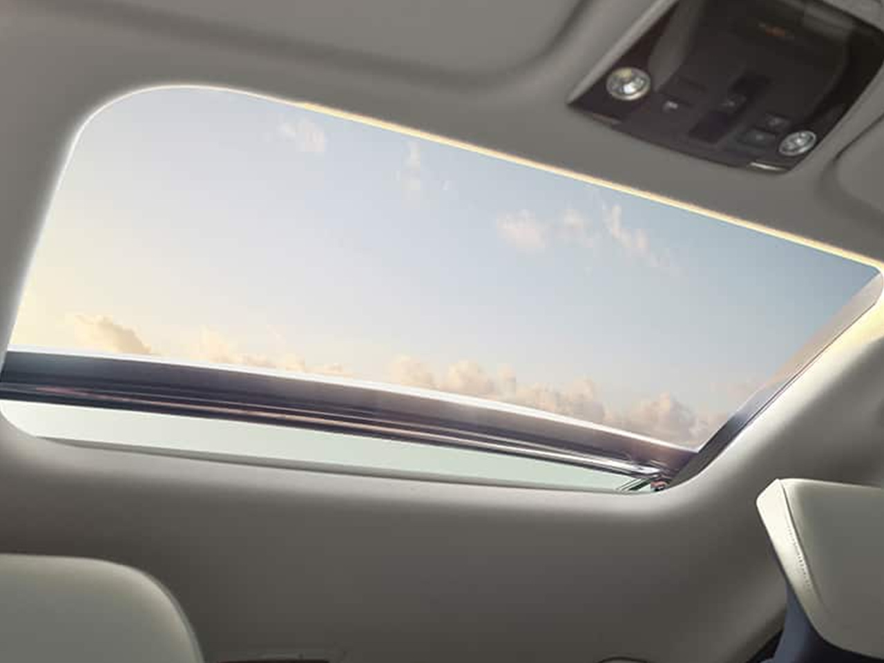 2023년형 기아 EV6 실내 썬루프 사진