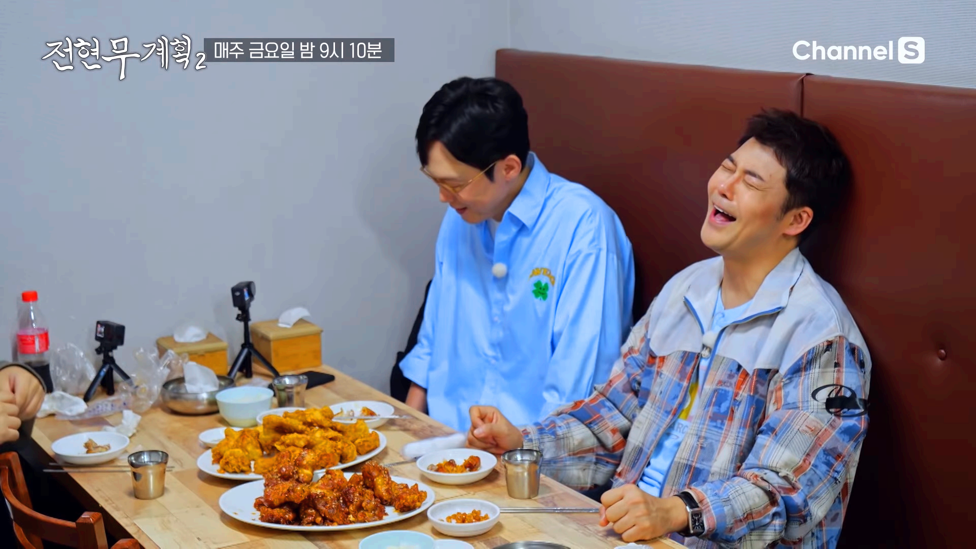 대구 통닭집에서 양념과 후라이드치킨을 시키고 재미있게 웃고 있는 전현무와 먹친구 박병은