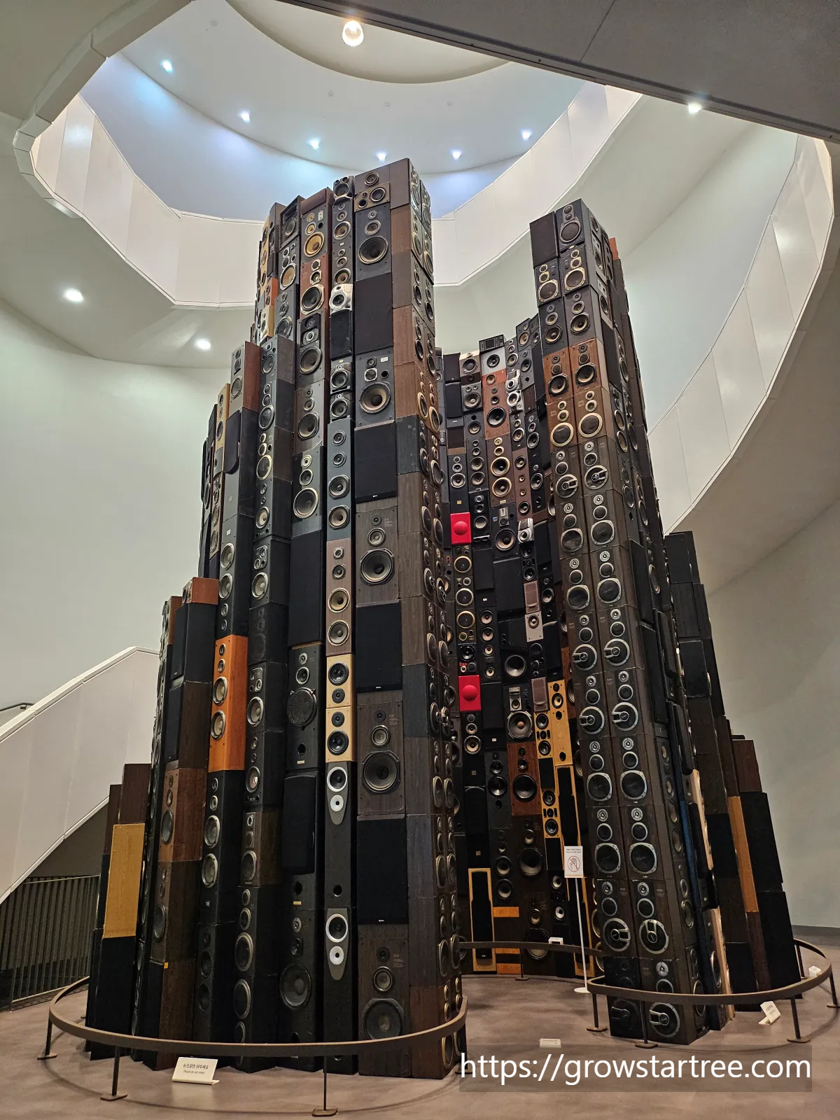 국립세계문자박물관 스피커전시물(바벨탑)