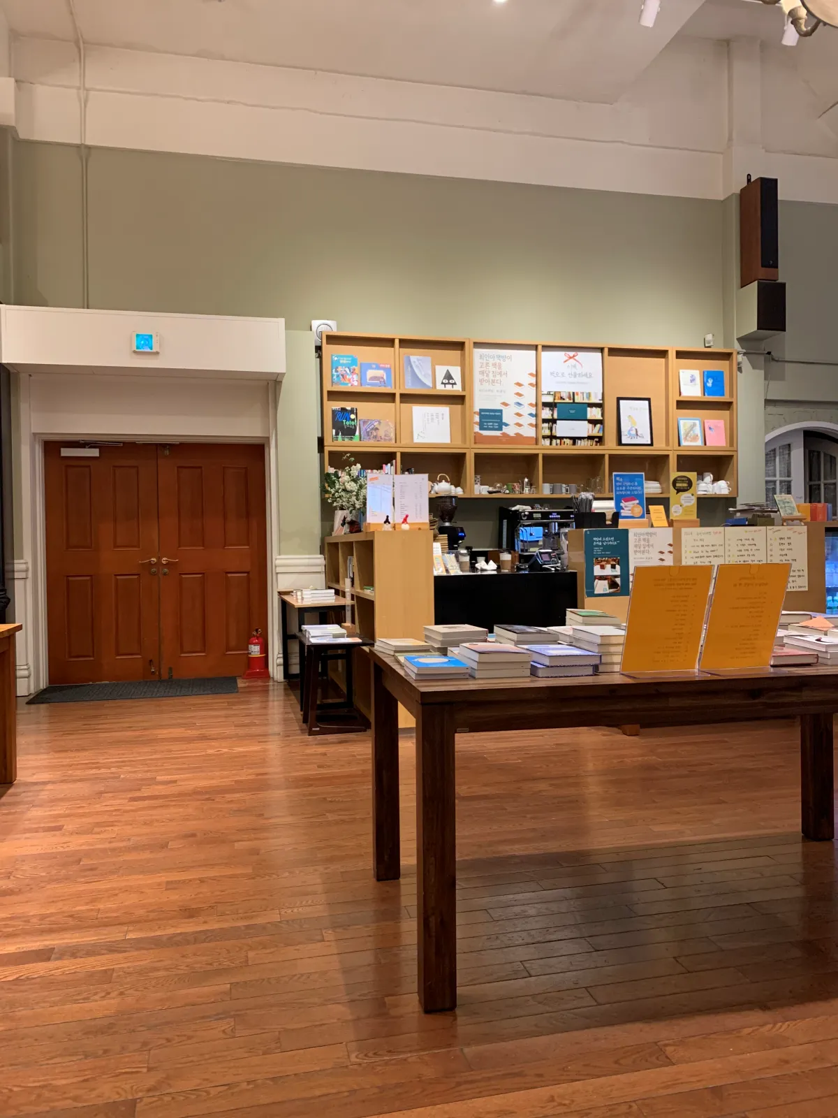 최인아-책방-카운터-전면