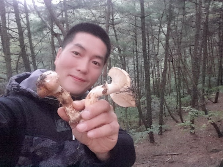 이건뭐고 심마니 체험 모델 최삼근 발견 산속 대물 약초 산도라지, 산더덕, 칡, 겨우살이, 천마, 하수오, 산삼, 송이, 능이 문의 추천