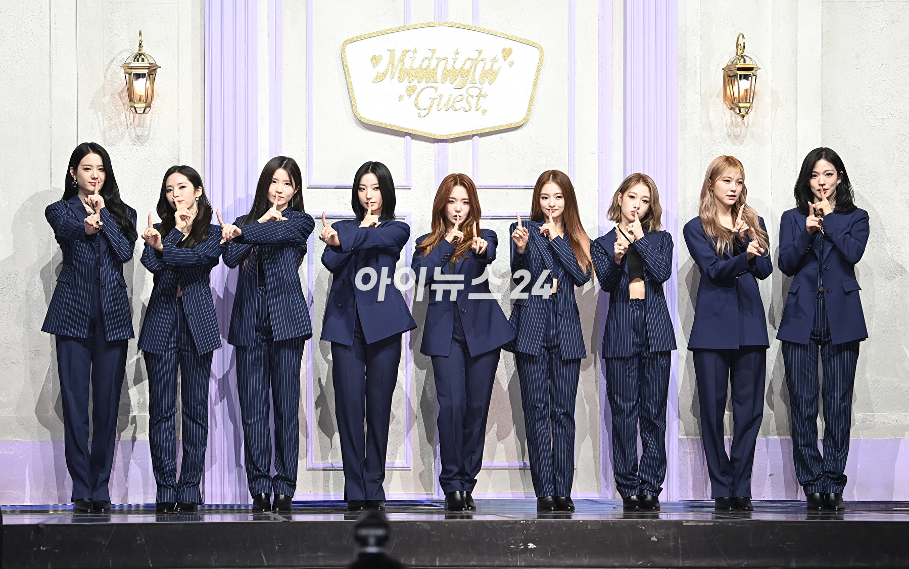 그룹 프로미스나인 송하영-장규리-이채영이 17일 오후 서울 용산구 한남동 블루스퀘어에서 열린 프로미스나인(fromis_9) 미니 4집 앨범 'Midnight Guest'(미드나잇 게스트)' 쇼케이스에 참석해 타이틀곡 'DM' 무대를 선보이고 있다. [사진=정소희 기자]