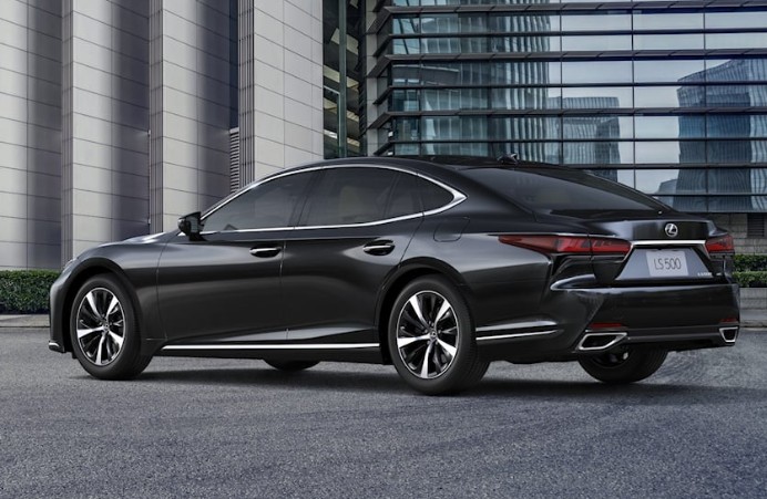 렉서스 LS500h 2023년형 모델 실외 측후면 사진