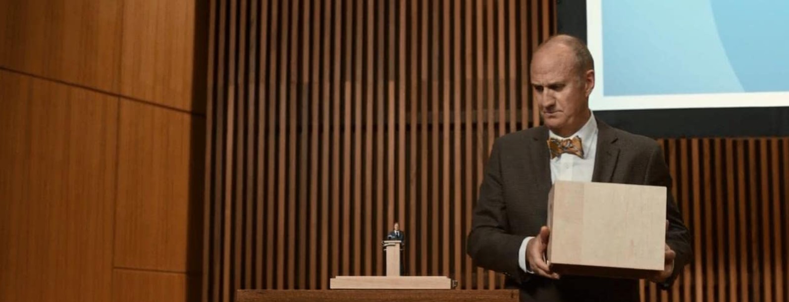 노르웨이 과학자가 등장하며 인구 과잉, 환경 파괴, 지구 온난화 같은 문제점을 걱정