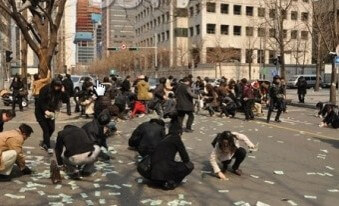 길거리에-떨어진-돈을-수많은-사람들이-줍고있는-모습