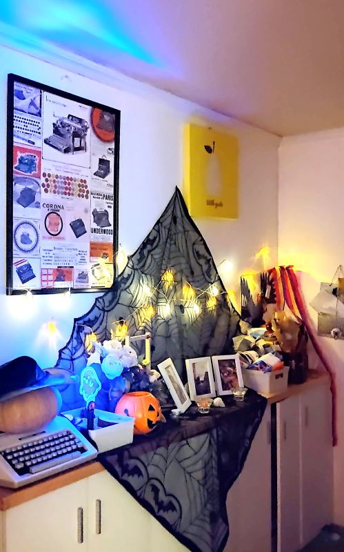 복도 선반에 식탁보와 조명으로 꾸며놓은모습