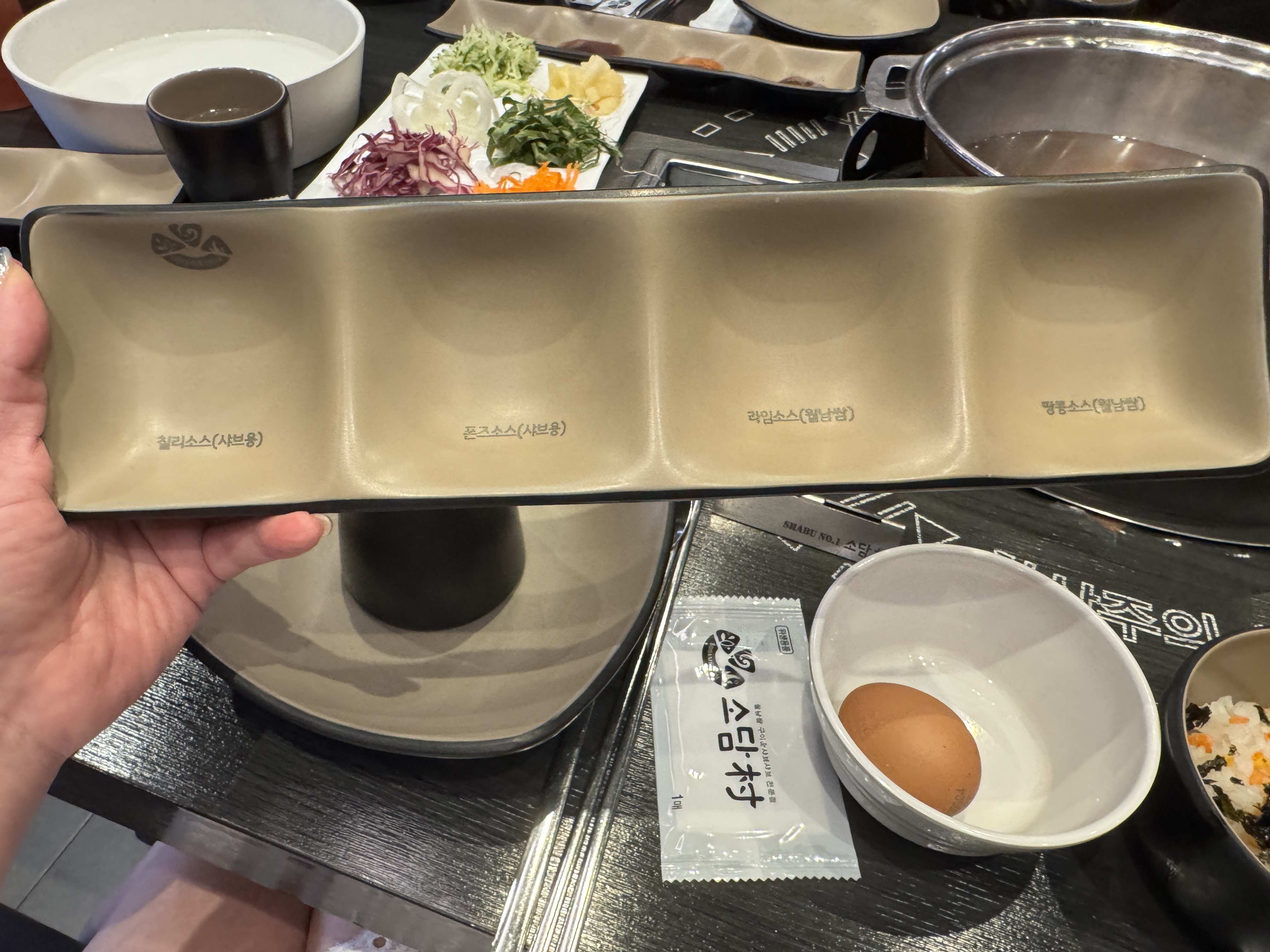소담촌 김포한강신도시점 샤브샤브 소스 접시 – 칠리소스, 폰즈소스, 라임소스, 땅콩소스 네 가지가 구분된 전용 그릇
