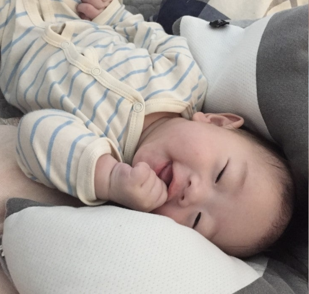 행복한 표정의 아기