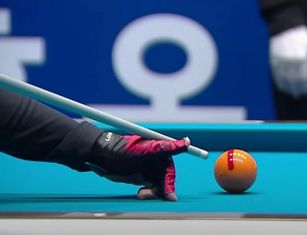 터키 국적 외국인 당구선수 비롤 위마즈가 큐를 살빡 들어 올려 마세이샷으로 3쿠션을 치는 모습