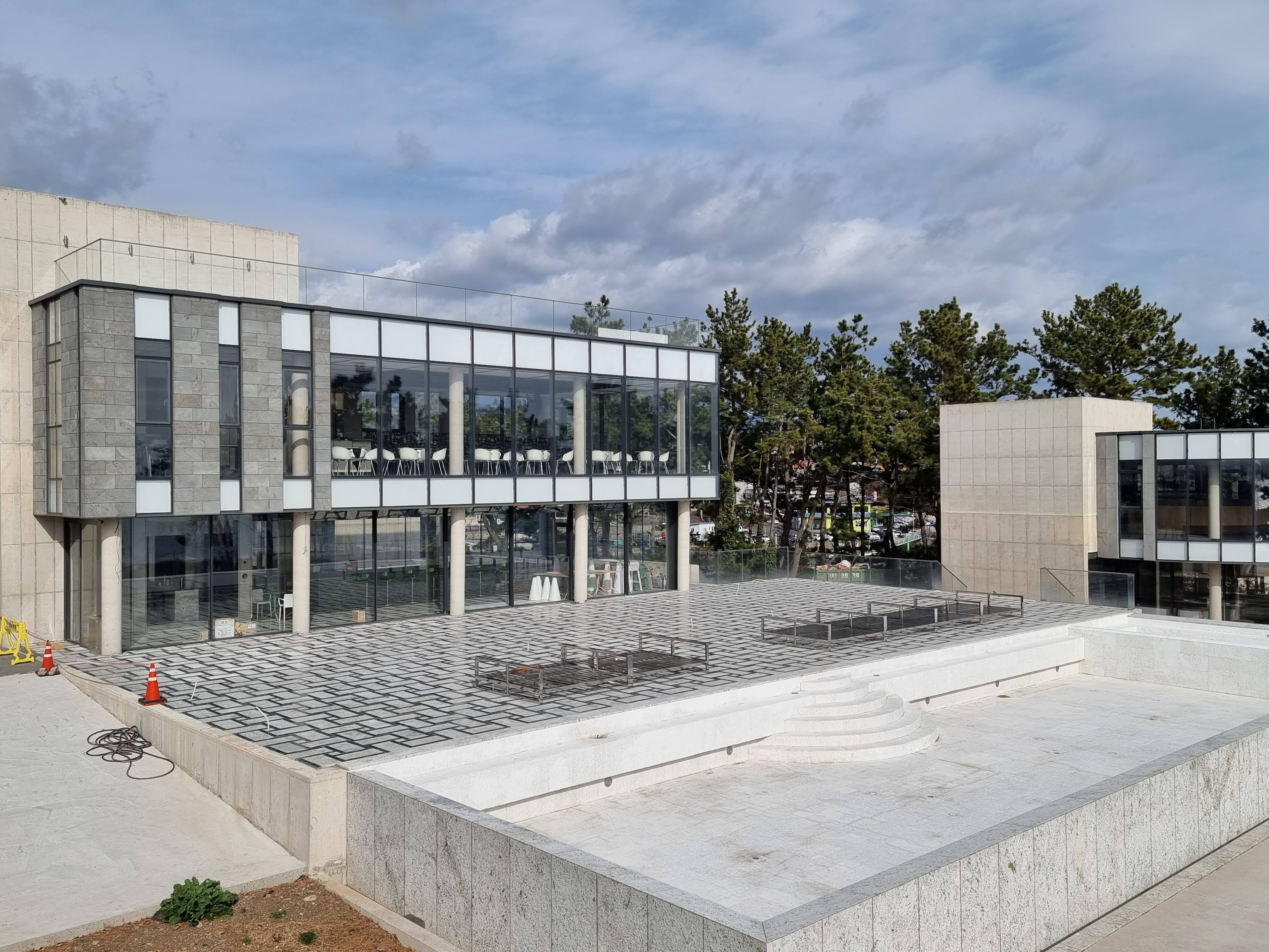 현대적 감각의 카페 건물 외관