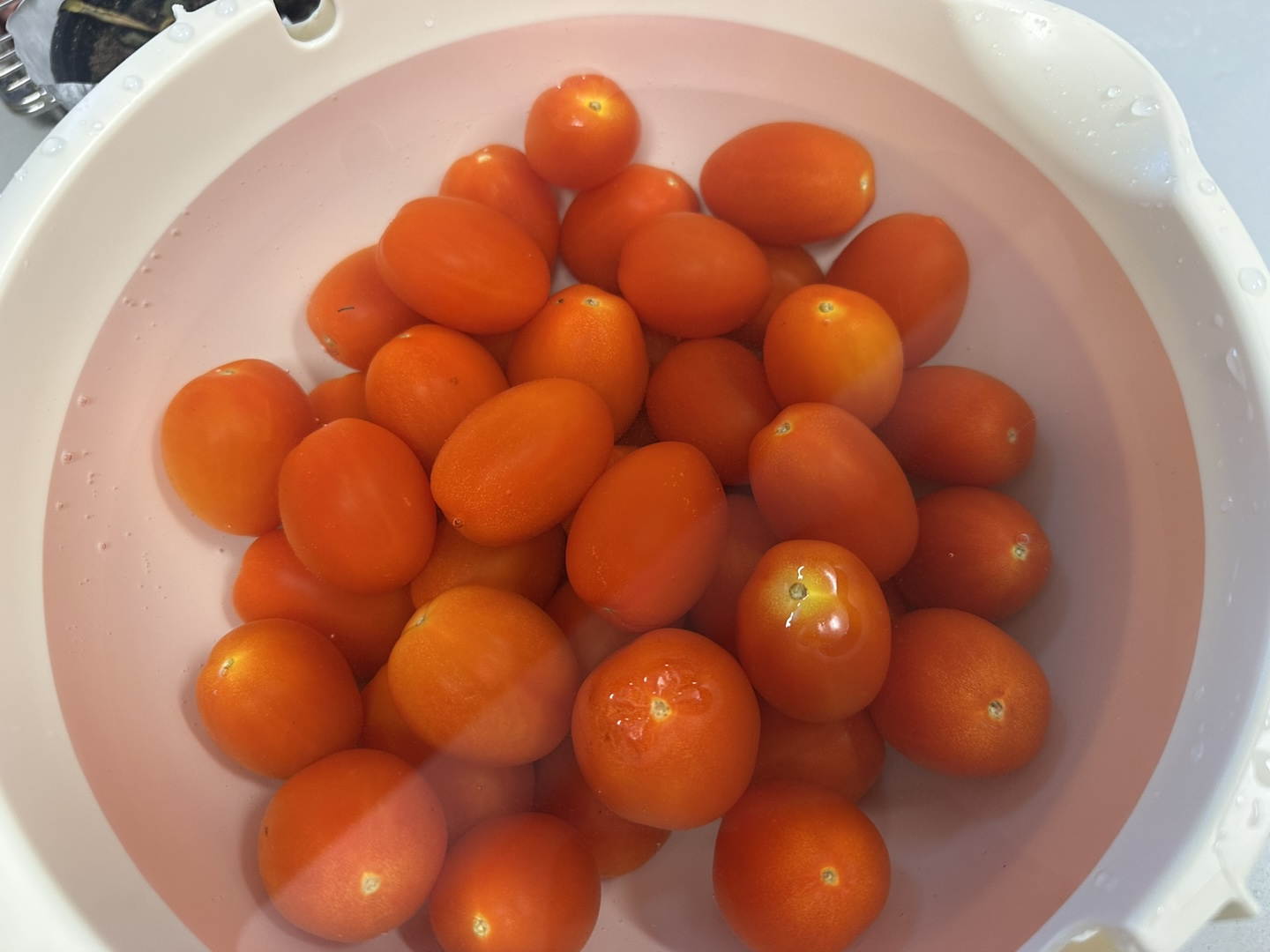 방울토마토_세척하는_사진