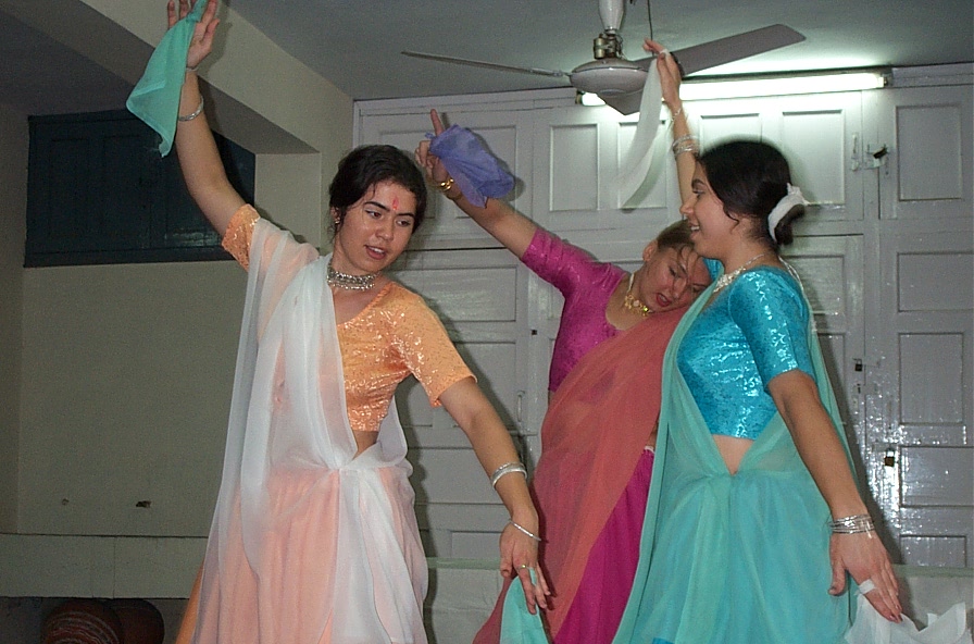 쌍둥이 우크라이나학생과 러시아 학생의 인도춤