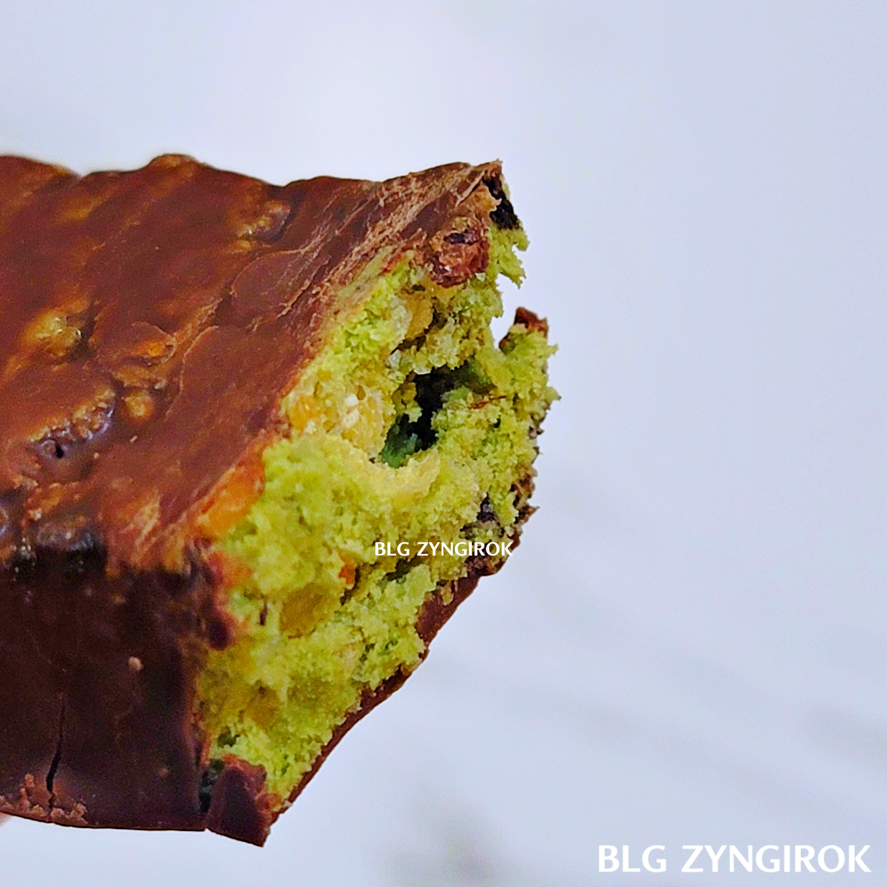 노브랜드 말차 단백질바 단면 모습이다.