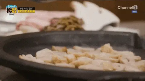 마늘을-듬뿍-부어-막창과-함께-굽는-모습