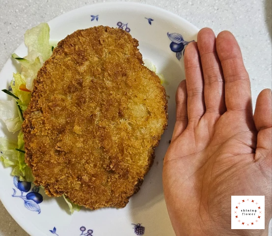 씨제이경양식돈까스-성인여성 손바닥만한 크기