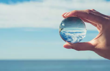 크리스탈의 파워 스톤으로서의 효과와 의미를 설명한다.