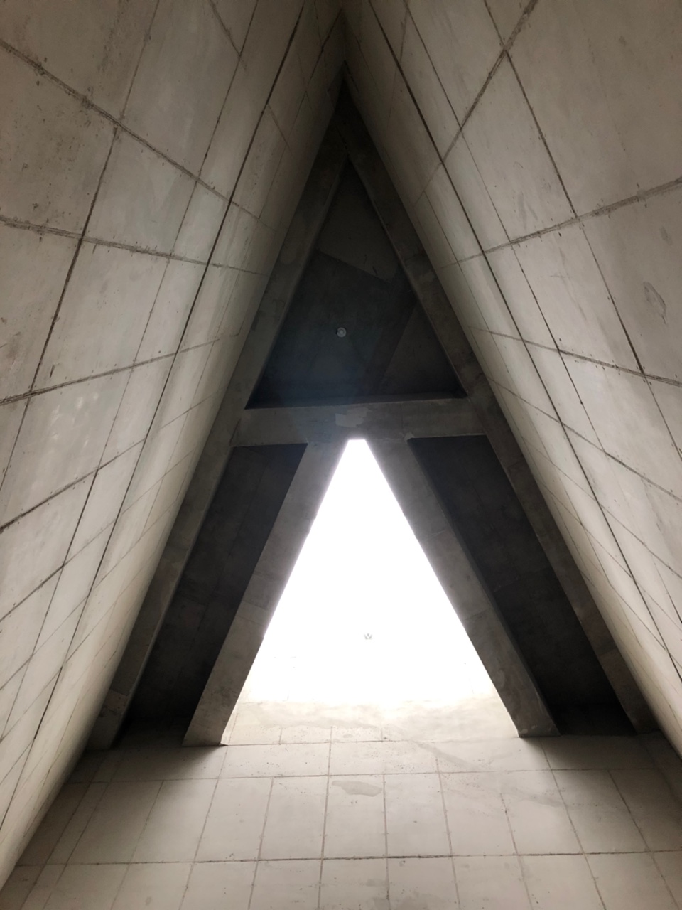 사비나갤러리-삼각구조-천장