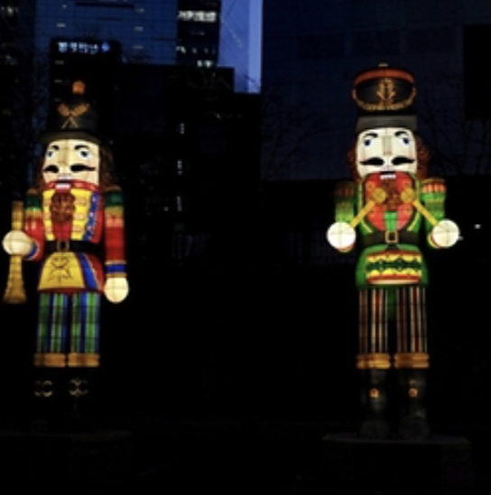 병정 모양의 인형이 서있다.