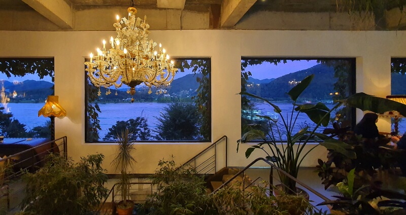 남양주-리버뷰-카페-대너리스-샹들리에