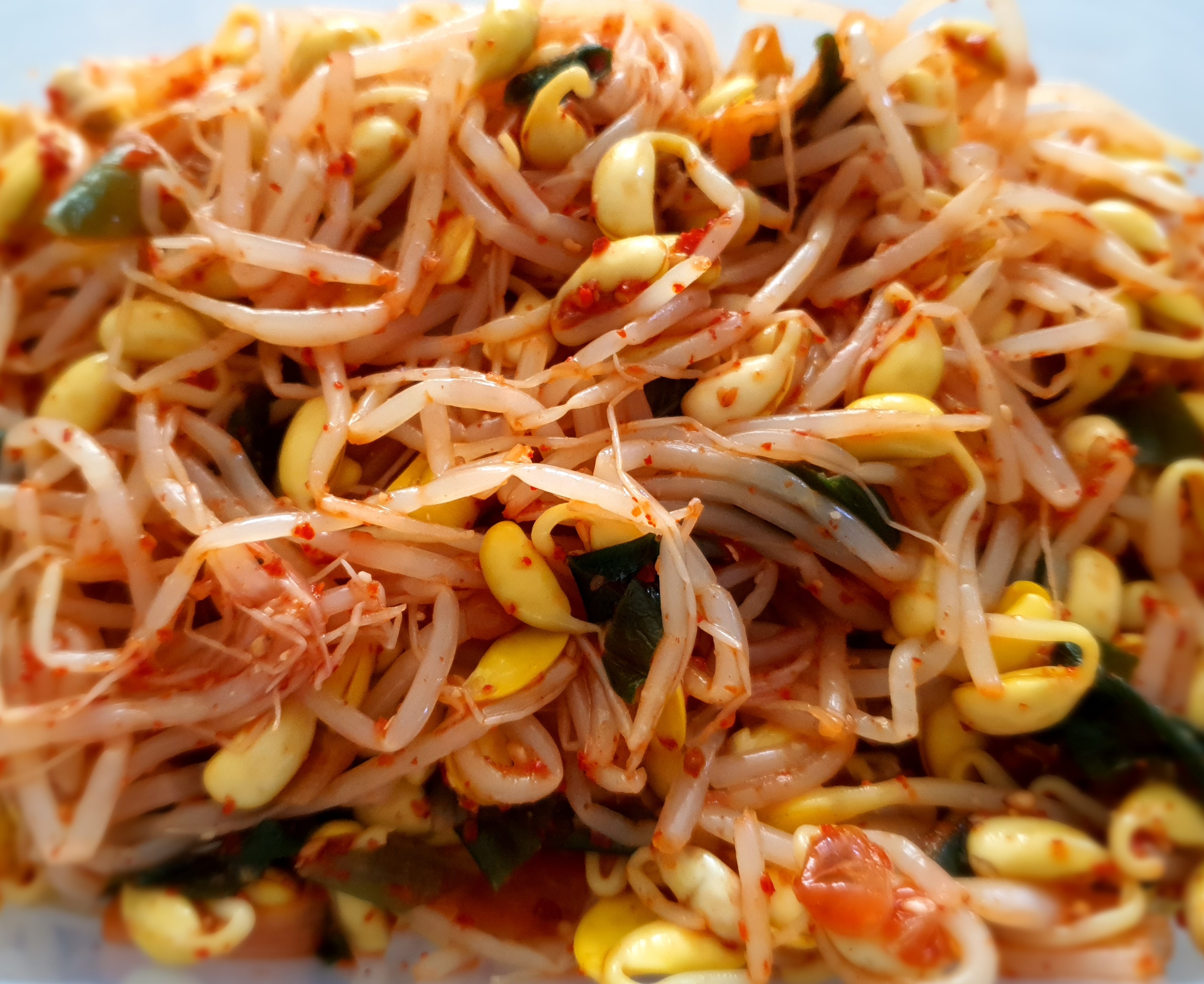 고춧가루를-넣은-콩나물-무침입니다.