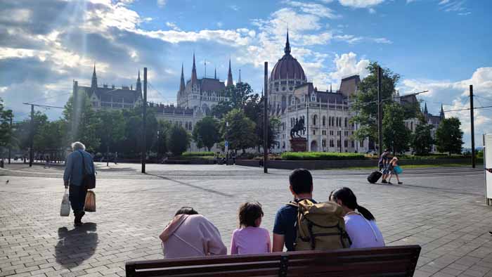 여행의 끝에서 - 부다페스트 국회의사당이 보이는 광장 벤치에서 우리 가족의 기억