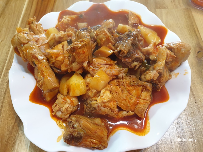 동그란 그릇에 매콤한 닭볶음탕이 담겨있다.