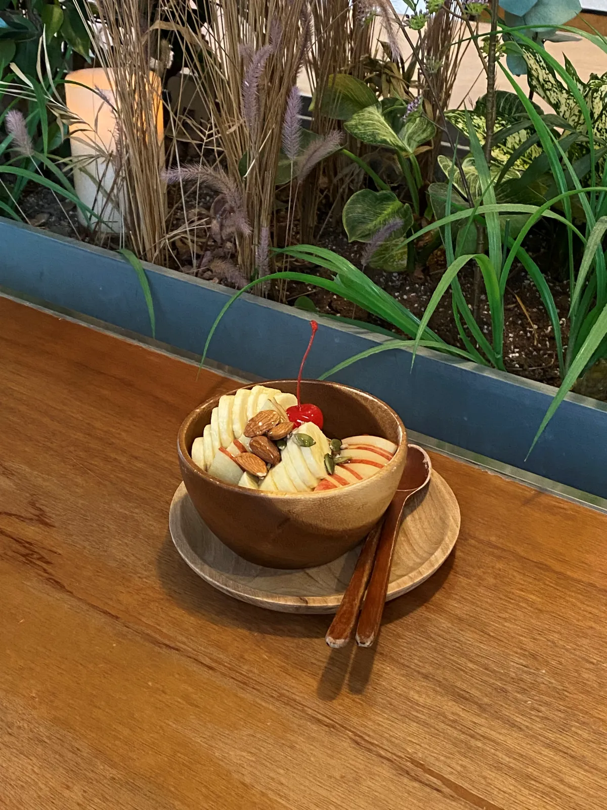 신선한-과일과-견과류가-플레이팅된-그릭요거트