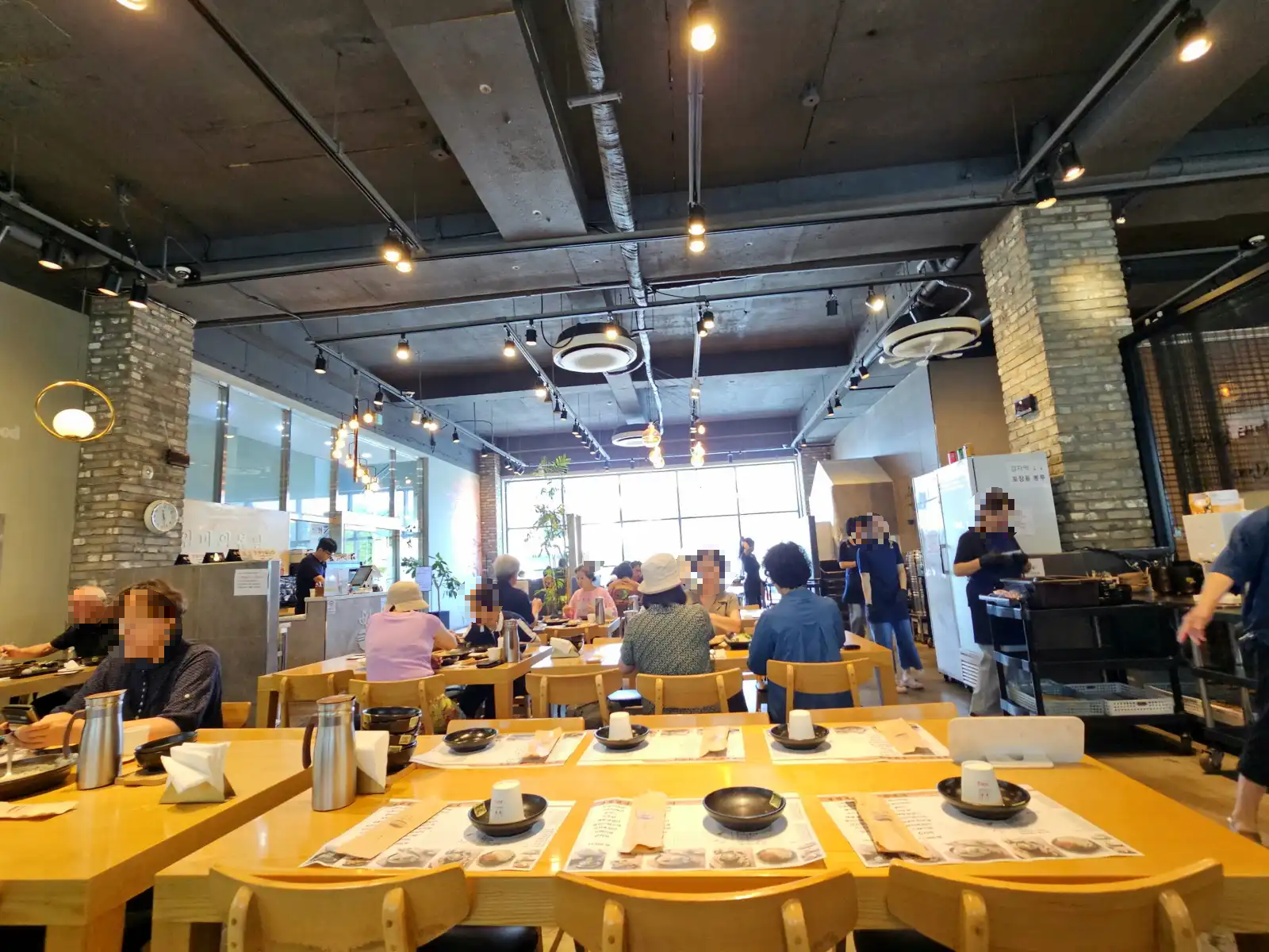 김포 엄마의 봄날 식당 내부 모습