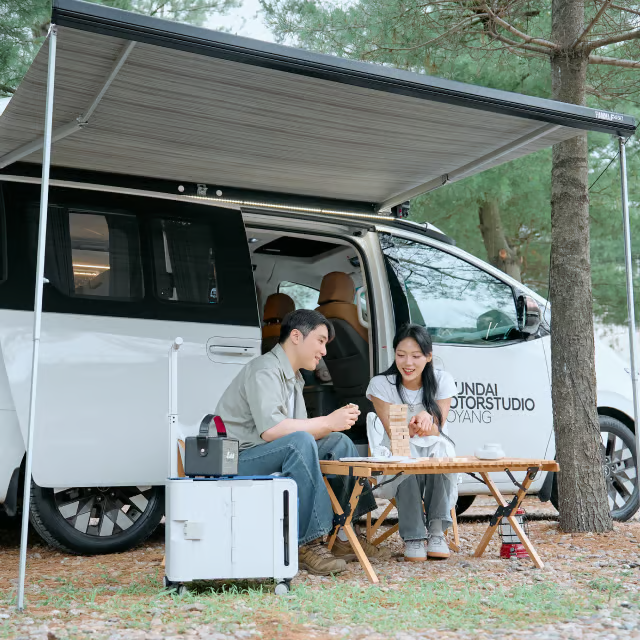 넓은 공간 차량기반 즐기고 있는 가족