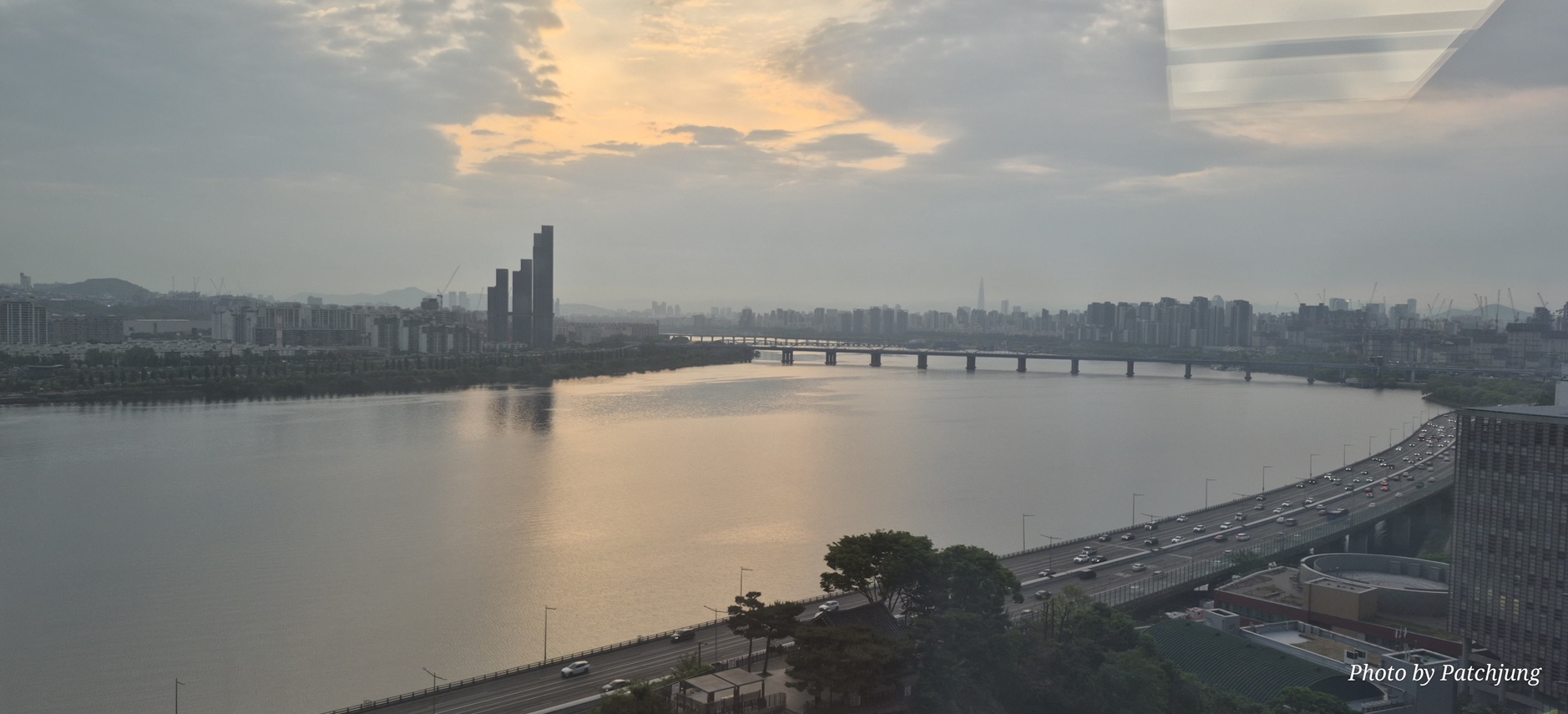 2026년 4월 27일 월요일 아침, 흑석동 아크로리버하임에서 본 구름 낀 한강의 황금빛 일출