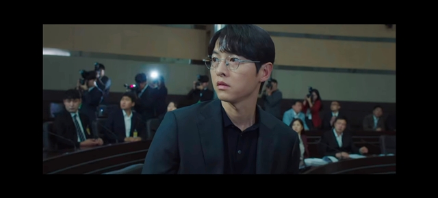 깜짝 놀란 표정의 남주인공