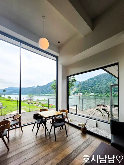 탁 트인 통창을 통해 북한강이 한눈에 보이는 자리