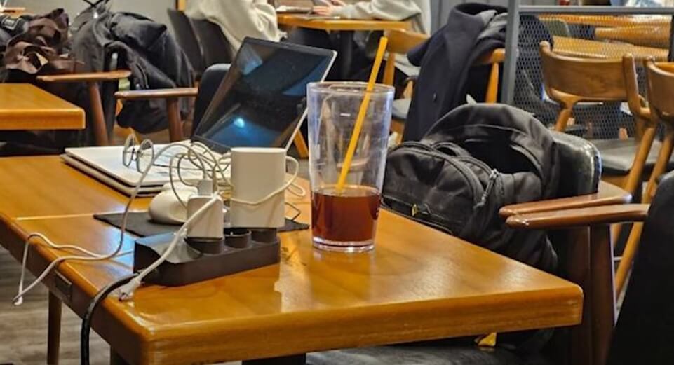 조용한 카페 풍경과 공부하는 사람