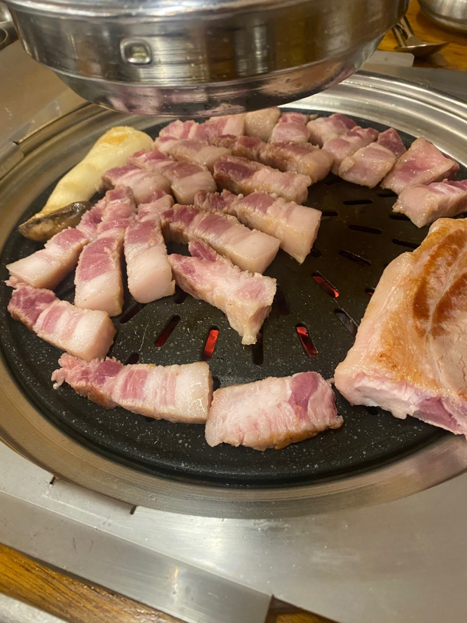 고기가 올라간 불판