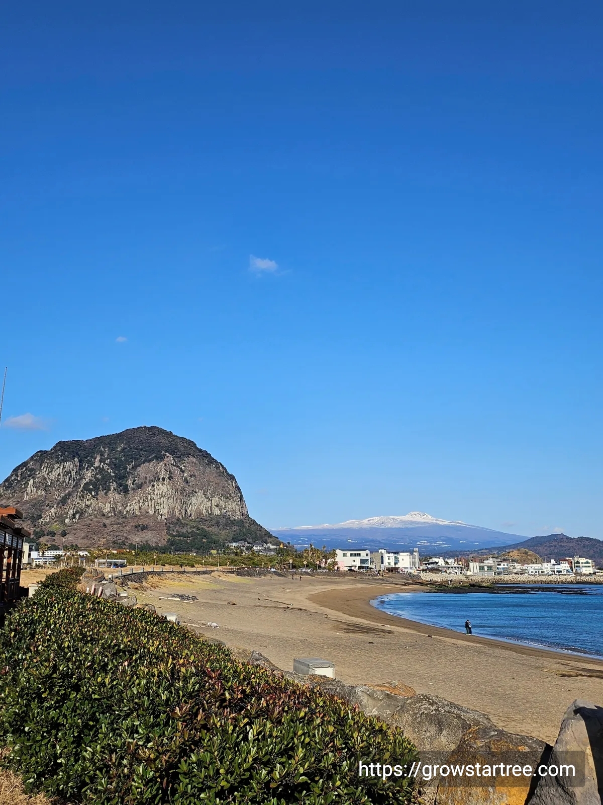 사계해변 뒤에 보이는 산방산과 눈덮인 한라산
